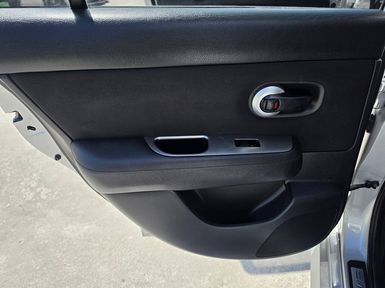 Used 2012 Nissan Versa Hatchback w/ SL Navigation Pkg FWD image 20