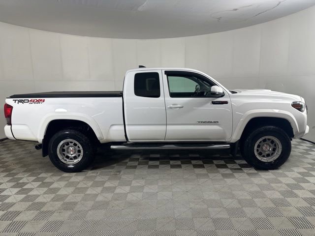 Used 2016 Toyota Tacoma TRD Sport image 4
