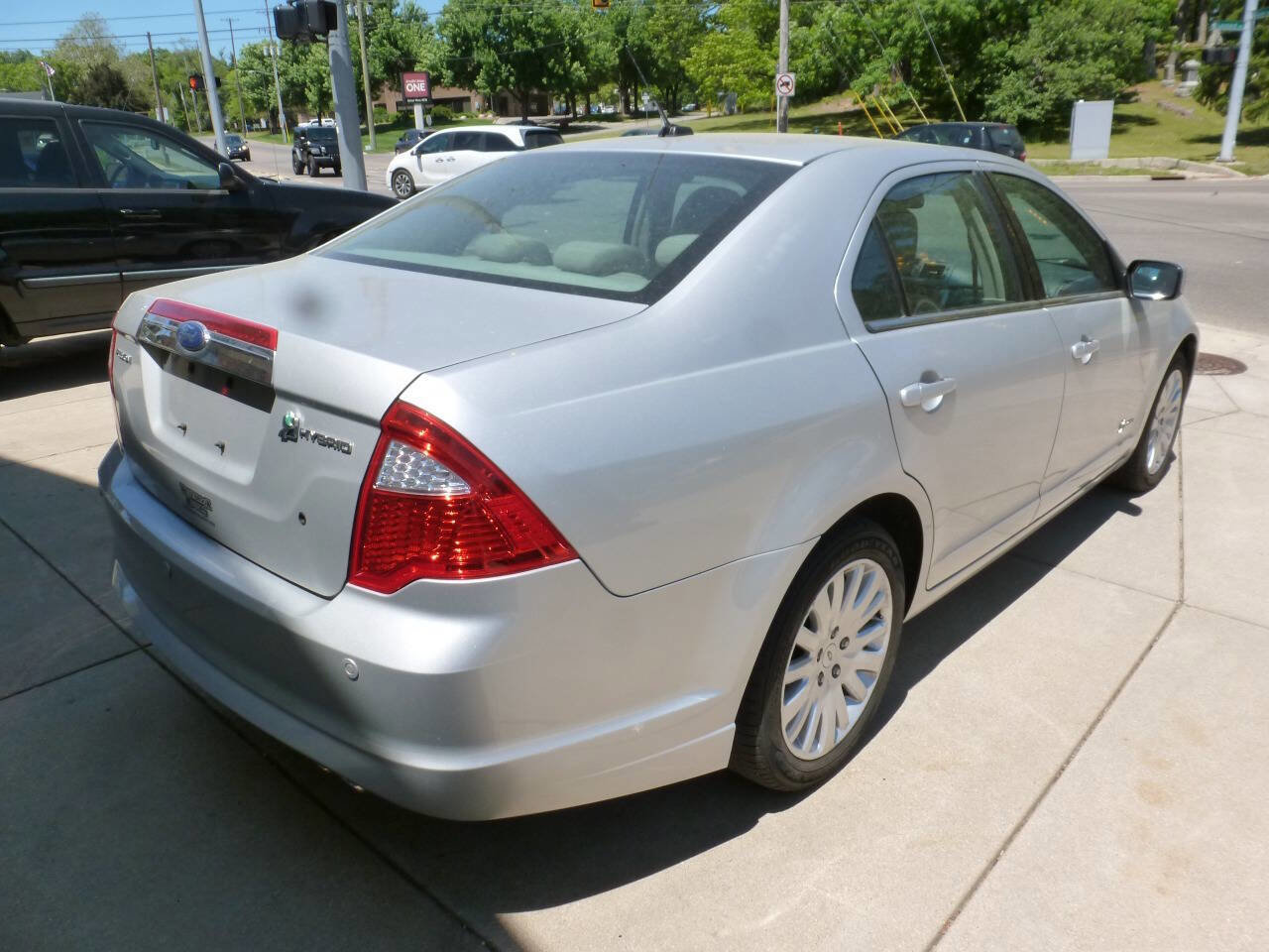 Used 2010 Ford Fusion Hybrid FWD image 2
