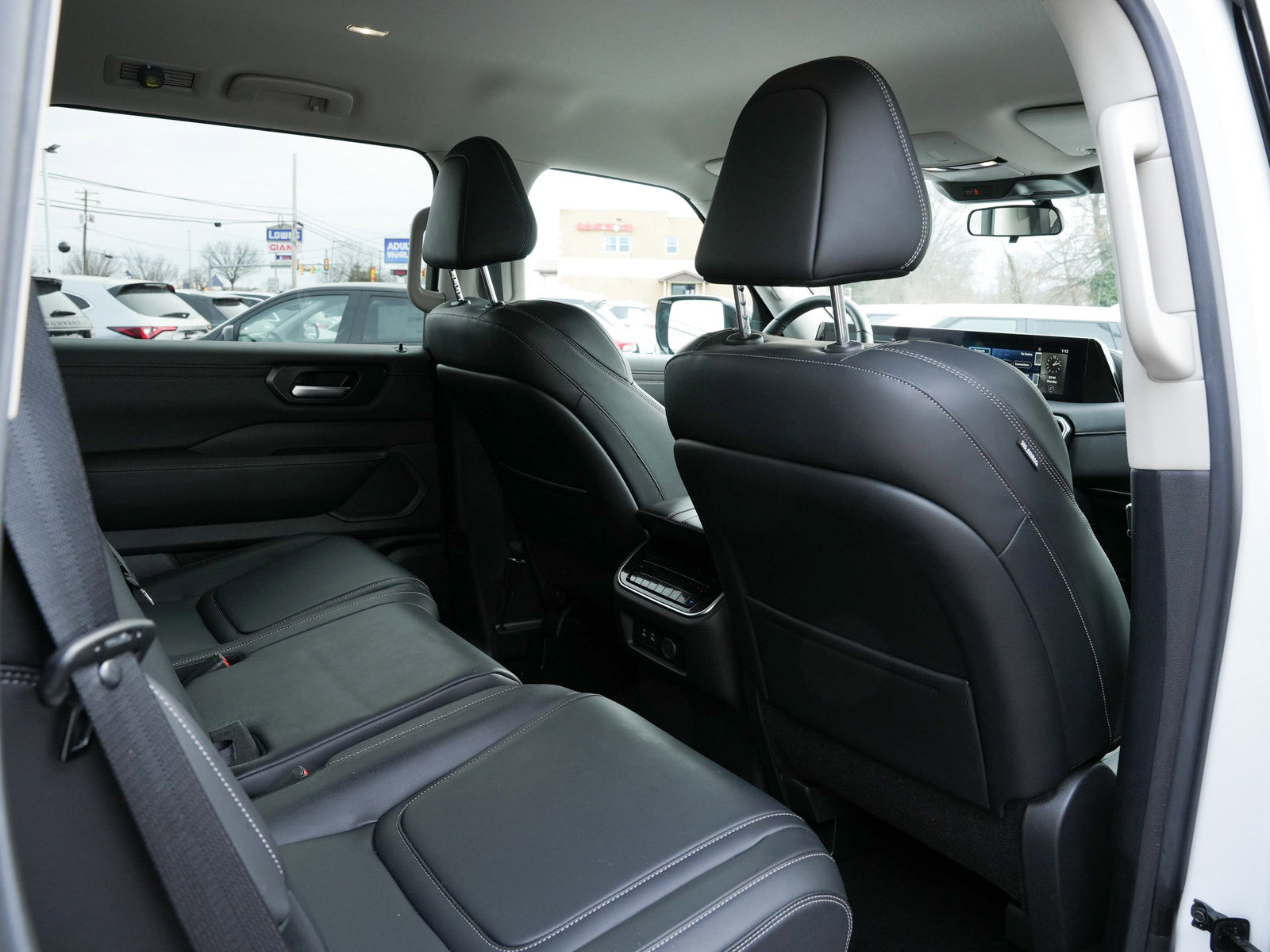 Used 2025 Nissan Armada SV image 40