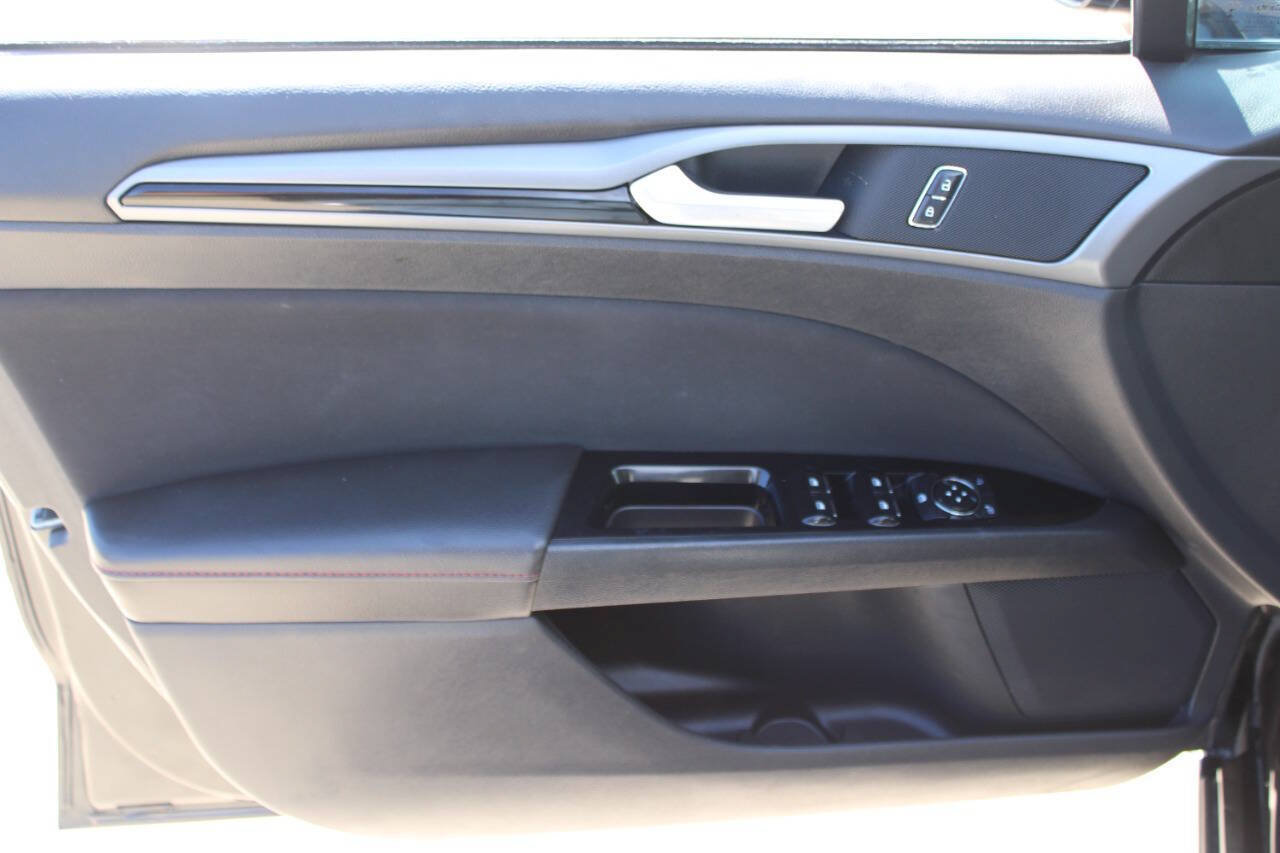 Used 2015 Ford Fusion SE w/ Equipment Group 201A FWD image 18