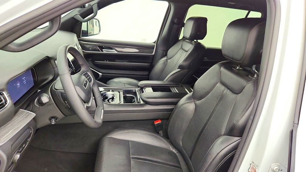 Used 2022 Jeep Wagoneer Series III AWD/4WD image 19
