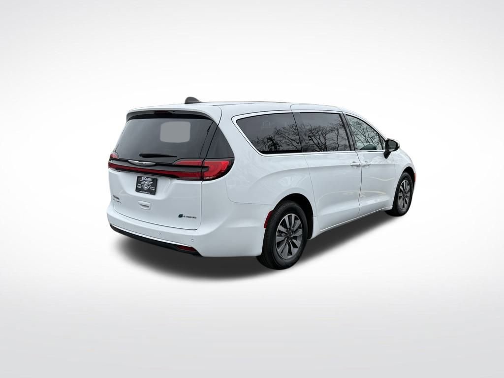 Used 2023 Chrysler Pacifica Touring-L image 7