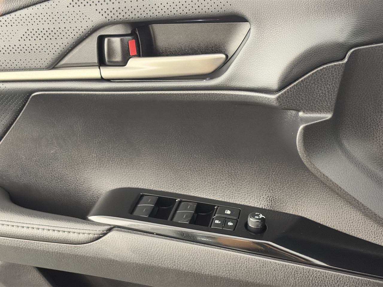 Used 2025 Toyota Camry XSE FWD image 18
