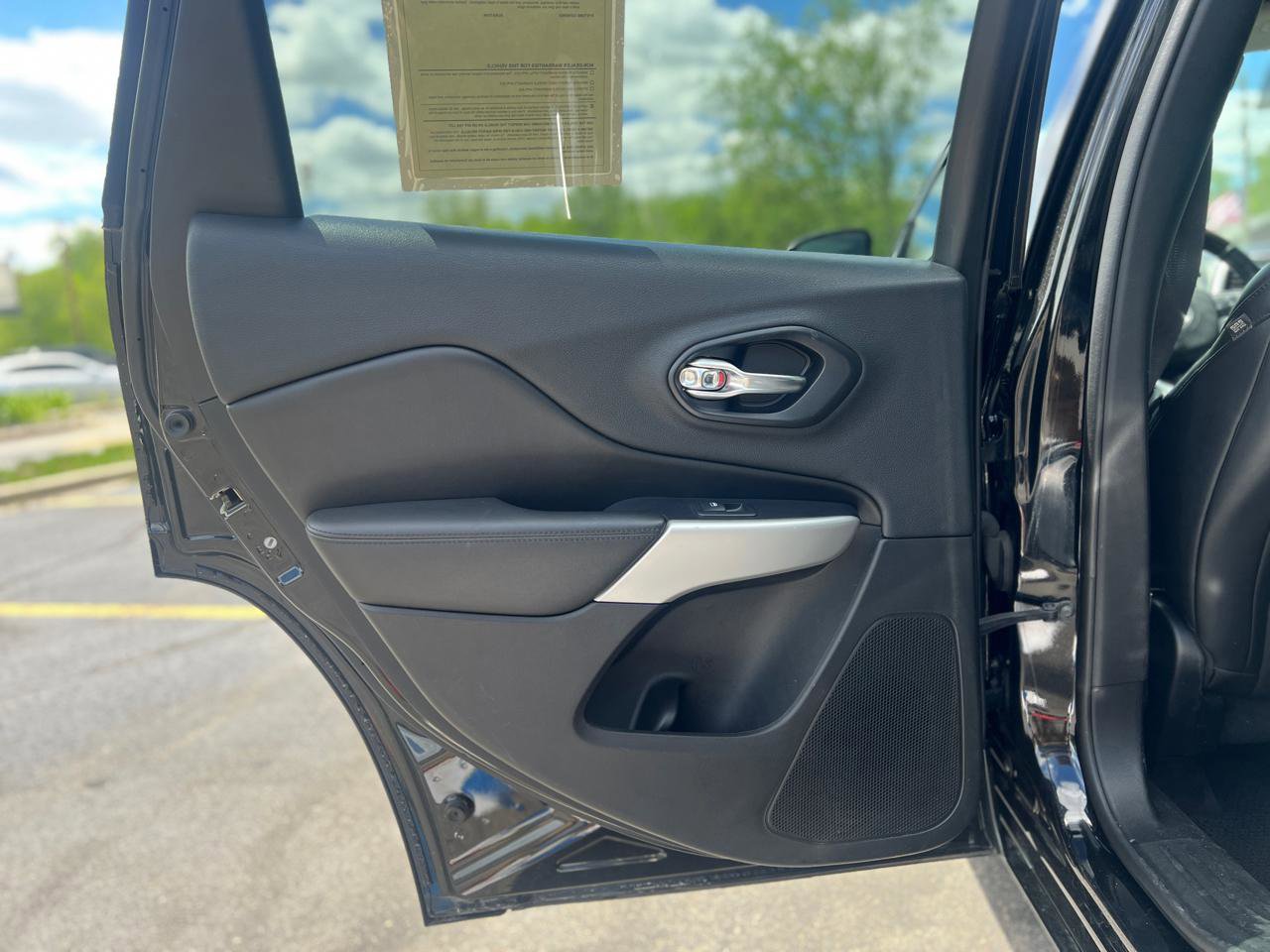 Used 2018 Jeep Cherokee Overland w/ Technology Group AWD/4WD image 35