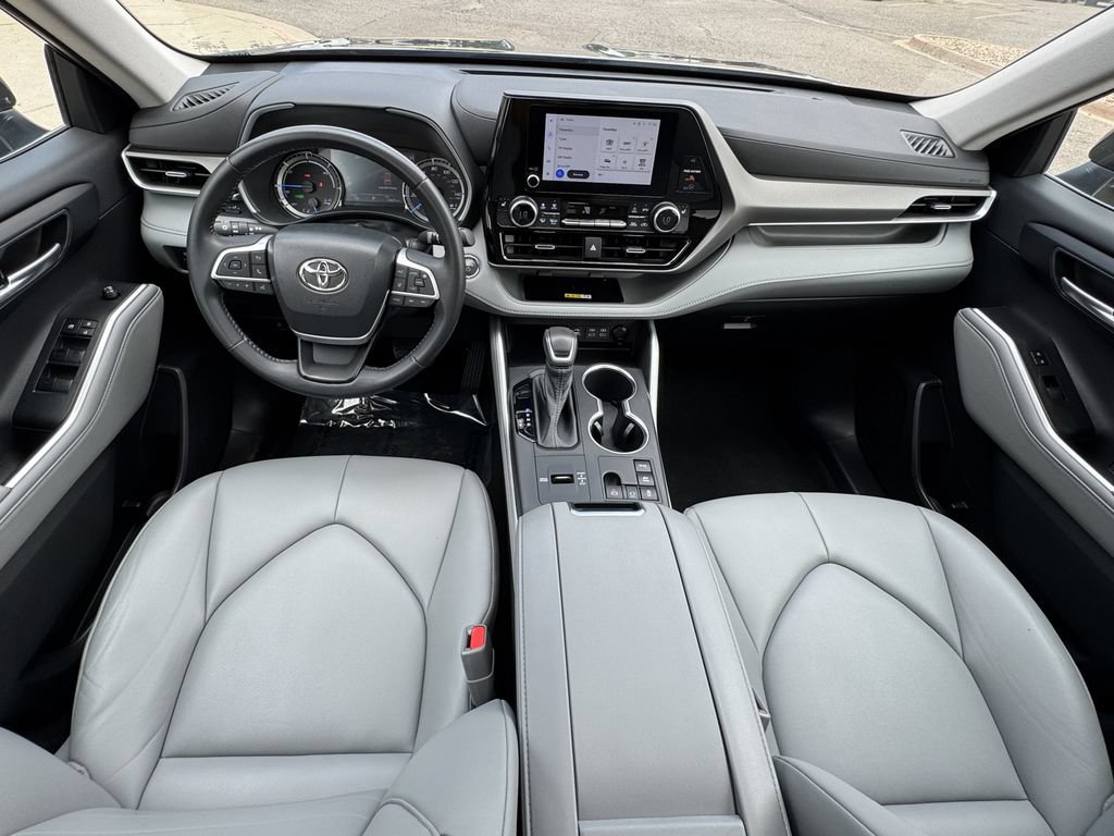 Used 2023 Toyota Highlander XLE AWD/4WD image 33