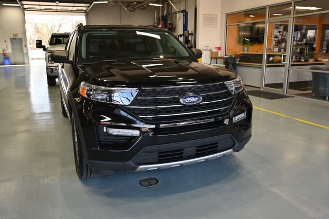 Used 2022 Ford Explorer XLT w/ Equipment Group 202A image 3