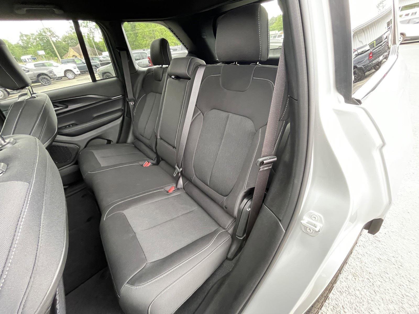 Used 2025 Jeep Grand Cherokee Laredo AWD/4WD image 36