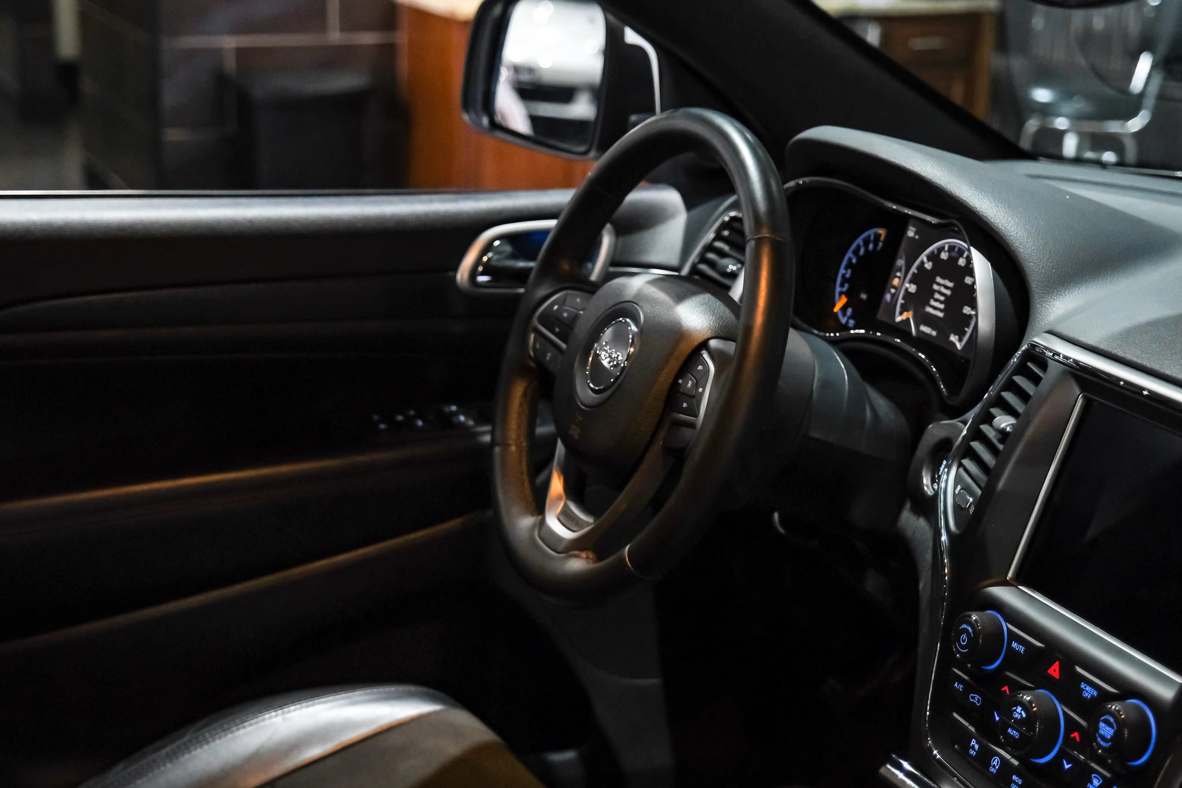Used 2018 Jeep Grand Cherokee Altitude AWD/4WD image 15