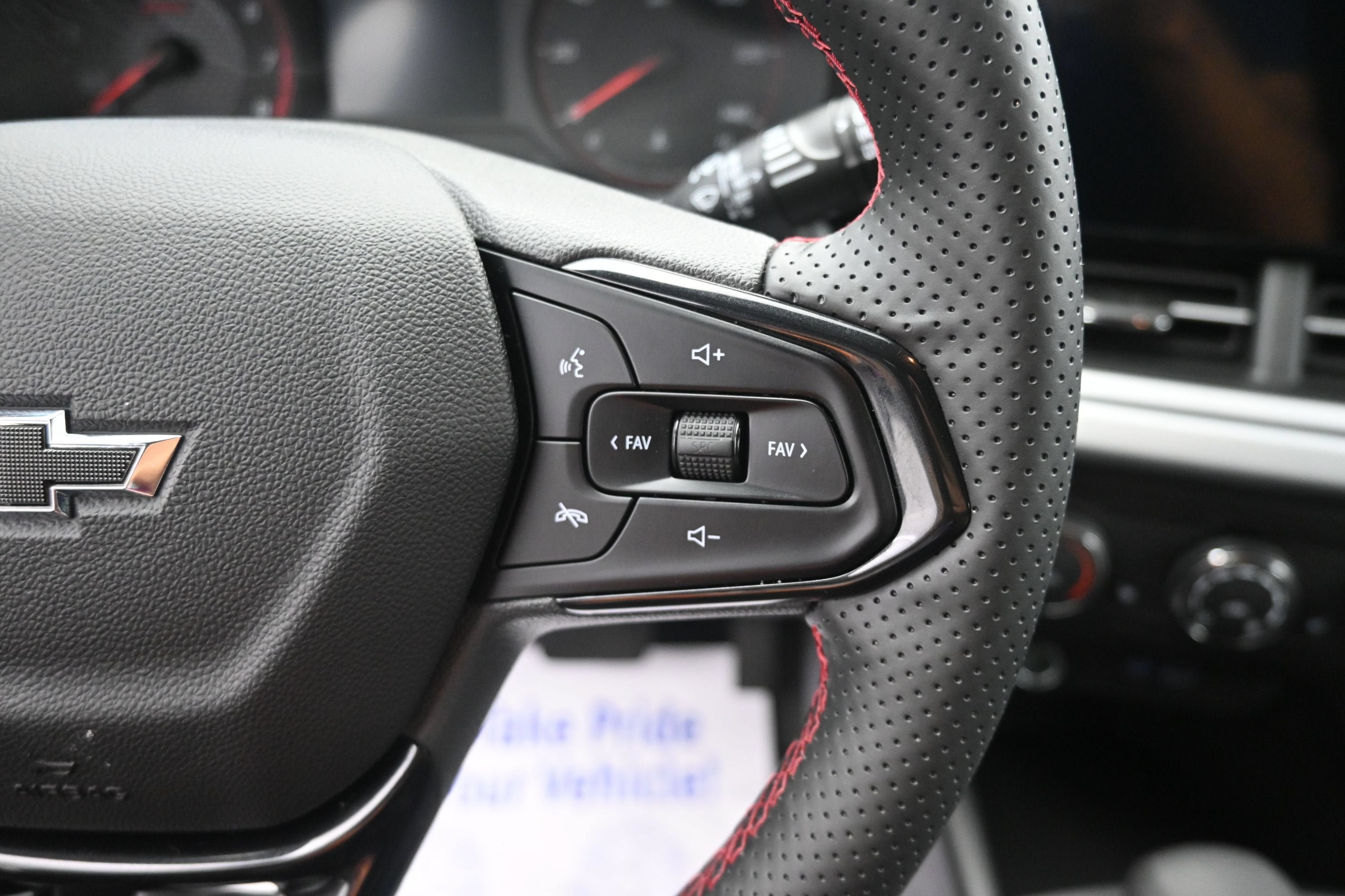 Used 2025 Chevrolet Trax RS w/ Sunroof Package FWD image 13