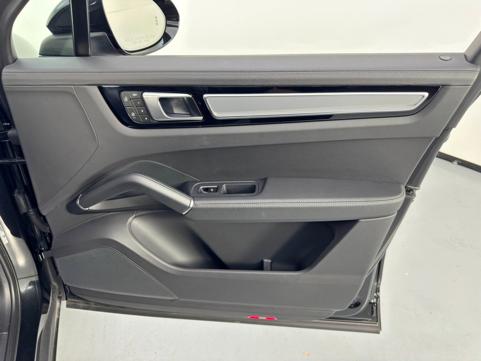 Used 2023 Porsche Cayenne S Platinum image 45