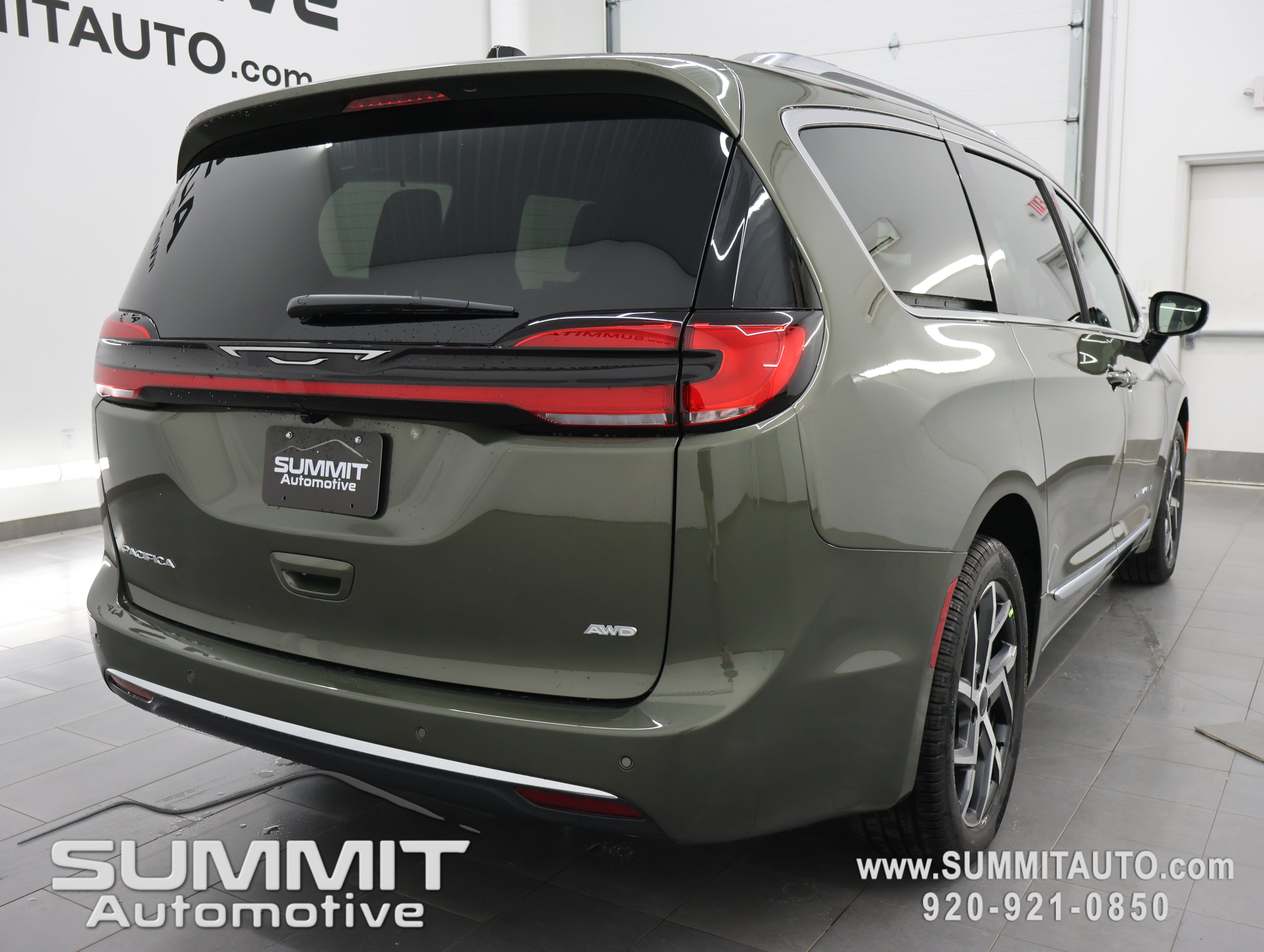 New 2027 Chrysler Pacifica Pinnacle w/ Theater Group AWD/4WD image 4