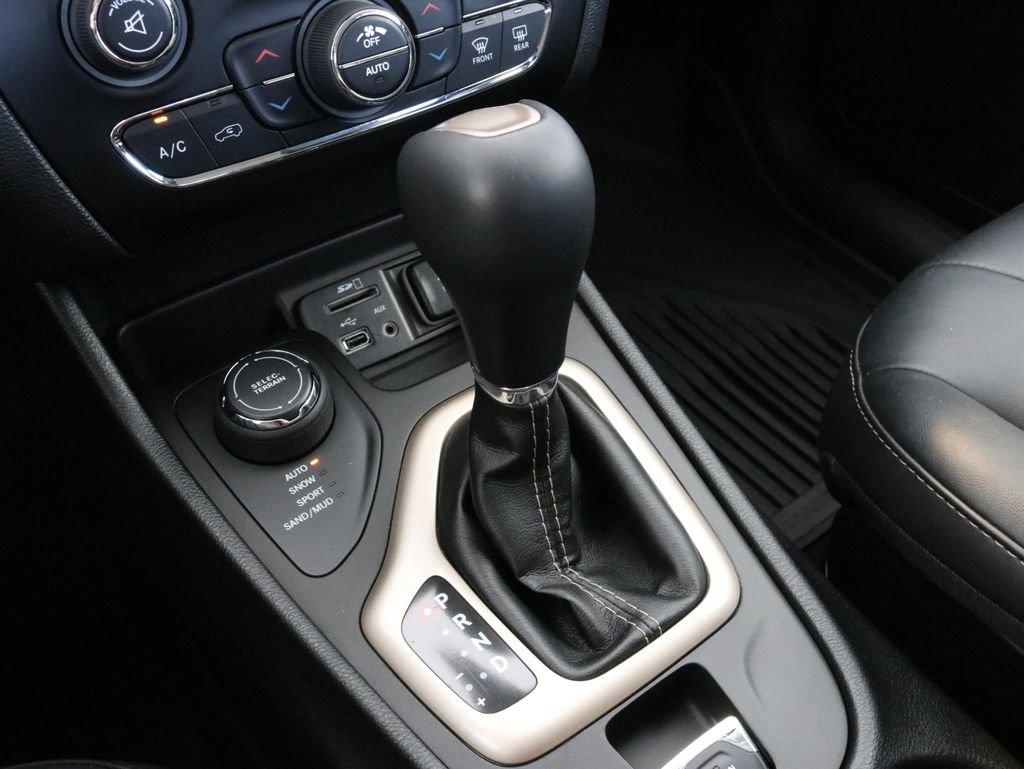 Used 2017 Jeep Cherokee Limited AWD/4WD image 16