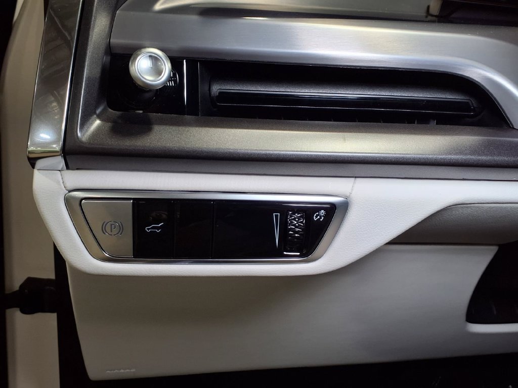 New 2027 Cadillac Vistiq Luxury AWD/4WD image 16