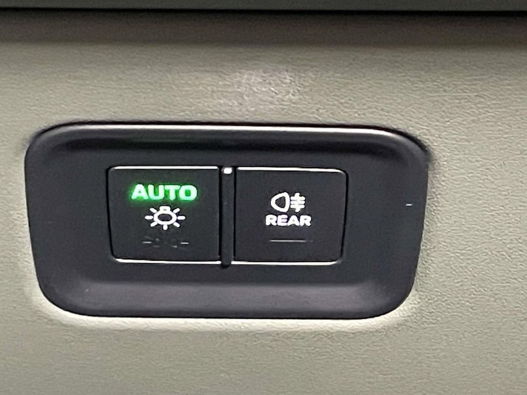 Certified 2025 Porsche Macan 4 Electric image 38