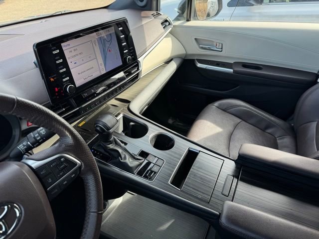 Used 2021 Toyota Sienna Platinum image 4