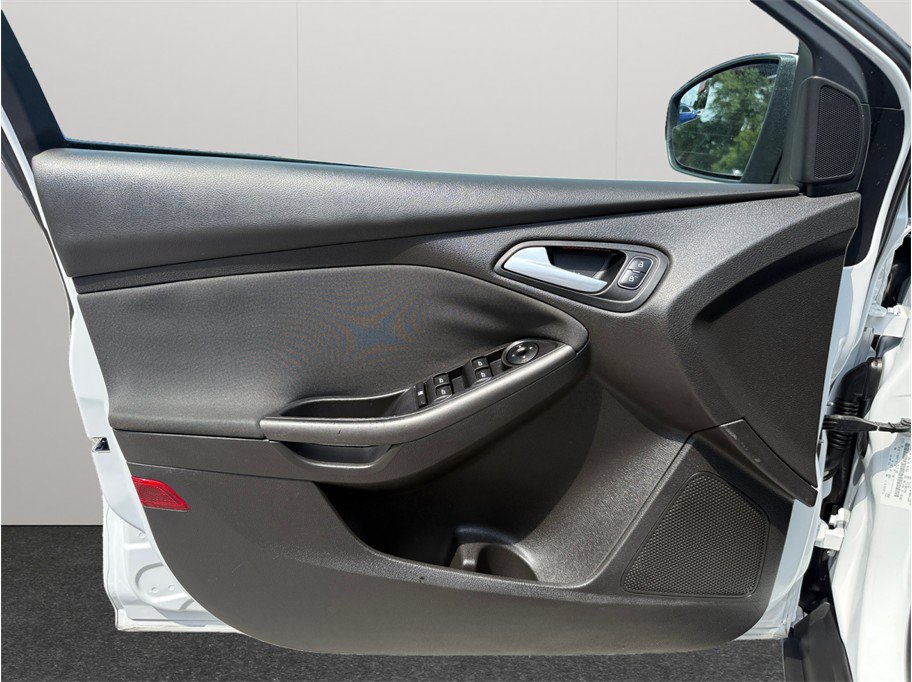 Used 2016 Ford Focus SE w/ Equipment Group 201A FWD image 18