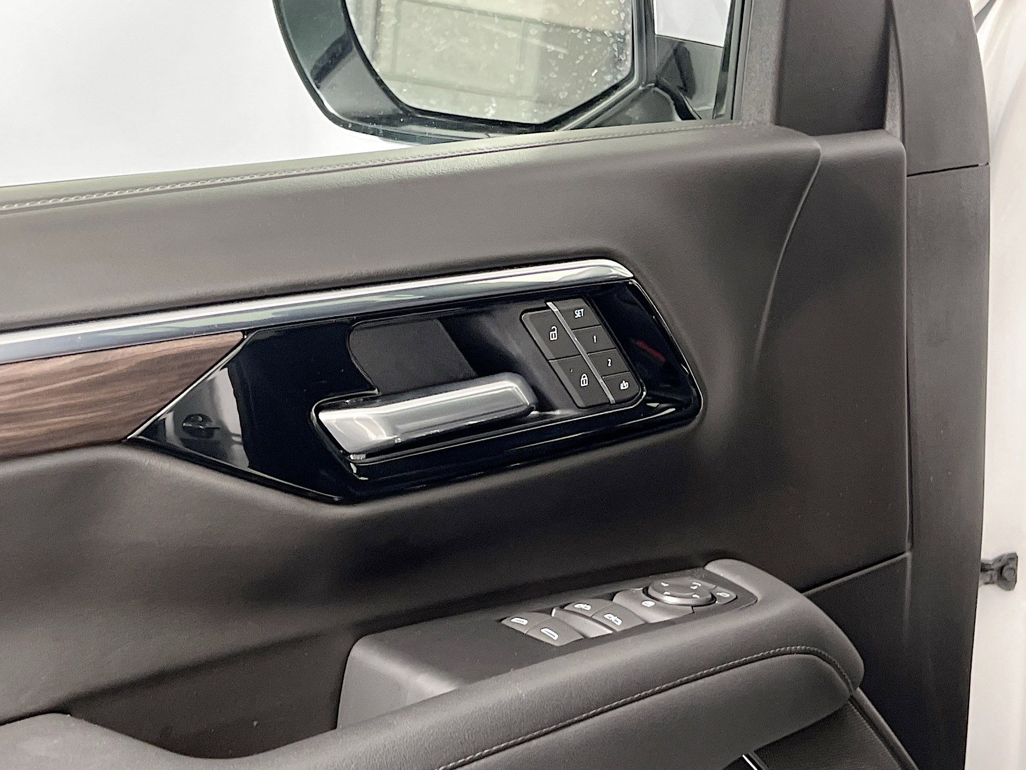 Used 2025 Chevrolet Suburban Z71 image 17