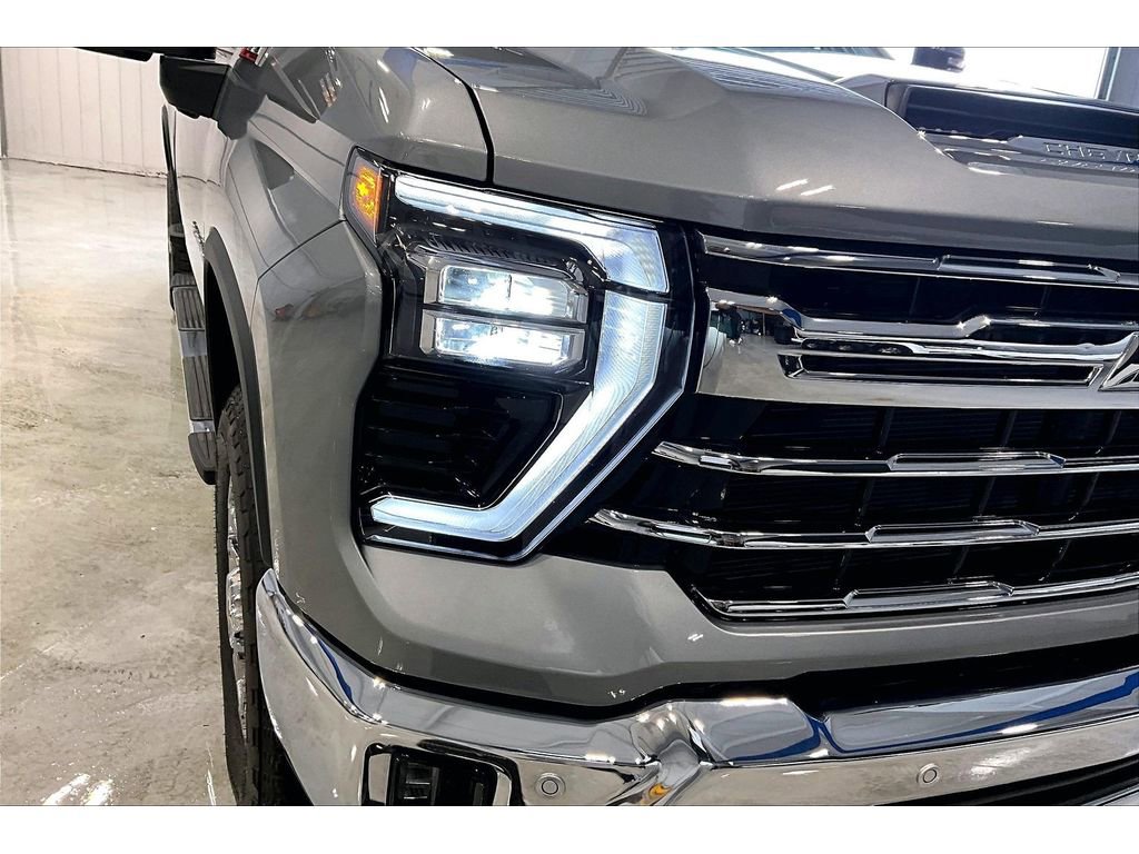 Used 2026 Chevrolet Silverado 2500 LTZ w/ LTZ Convenience Package AWD/4WD image 29