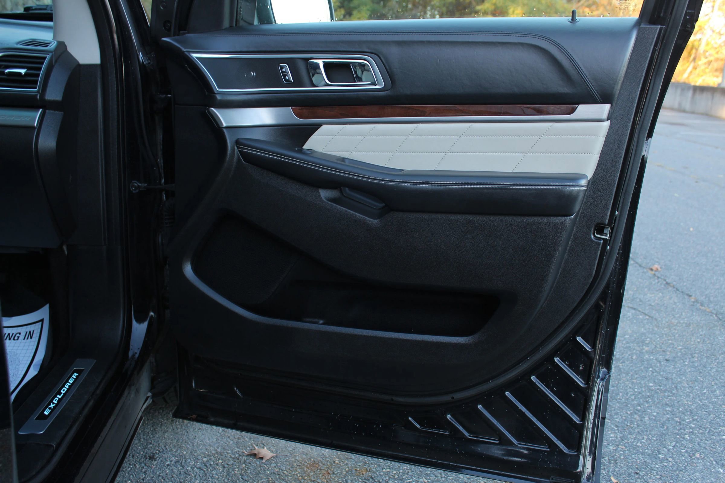 Used 2016 Ford Explorer Platinum image 19