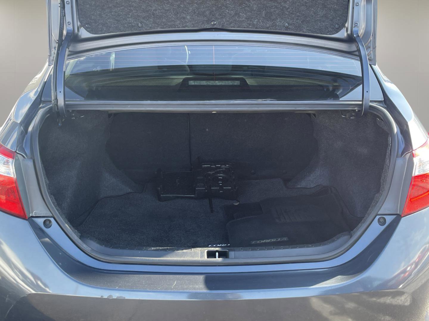 Used 2016 Toyota Corolla LE image 30