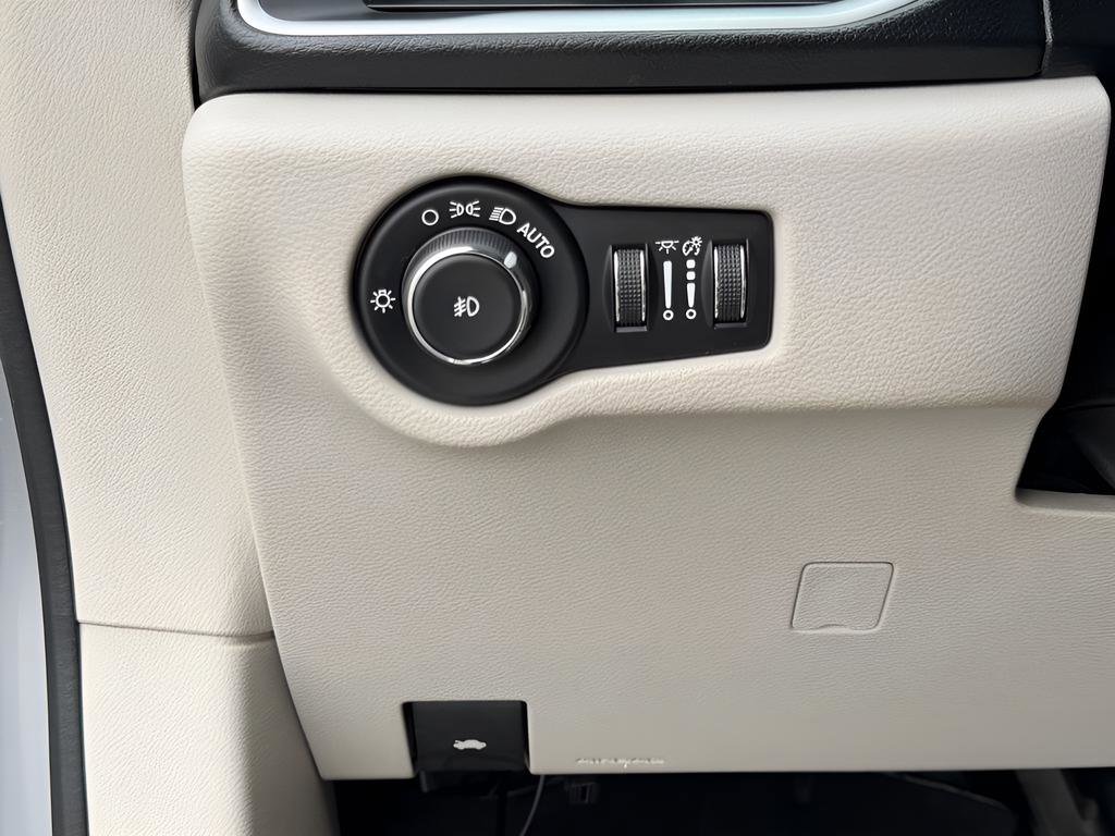 Used 2019 Chrysler Pacifica Touring-L FWD image 45