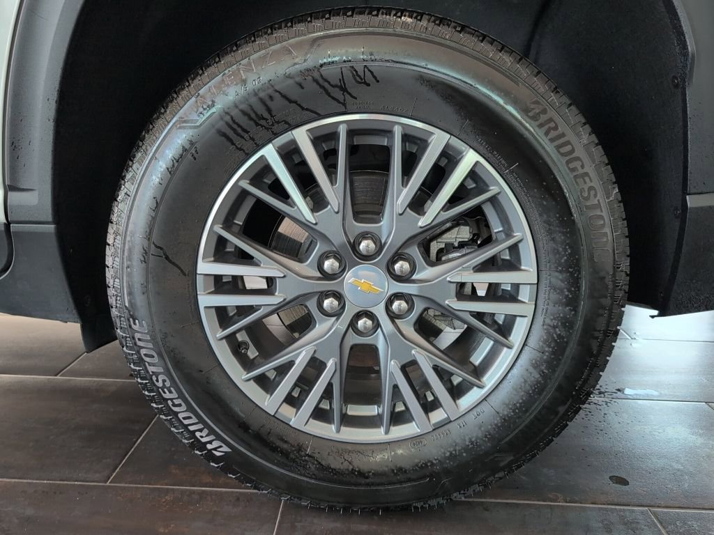 Used 2025 Chevrolet Traverse LT image 11