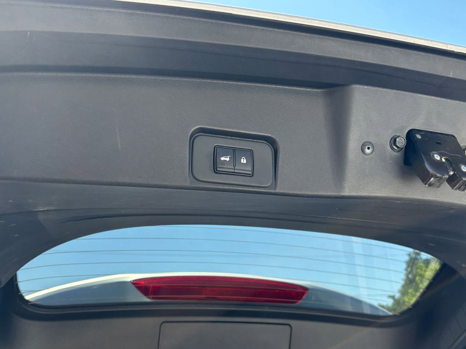 Used 2025 Nissan Rogue SV FWD image 23