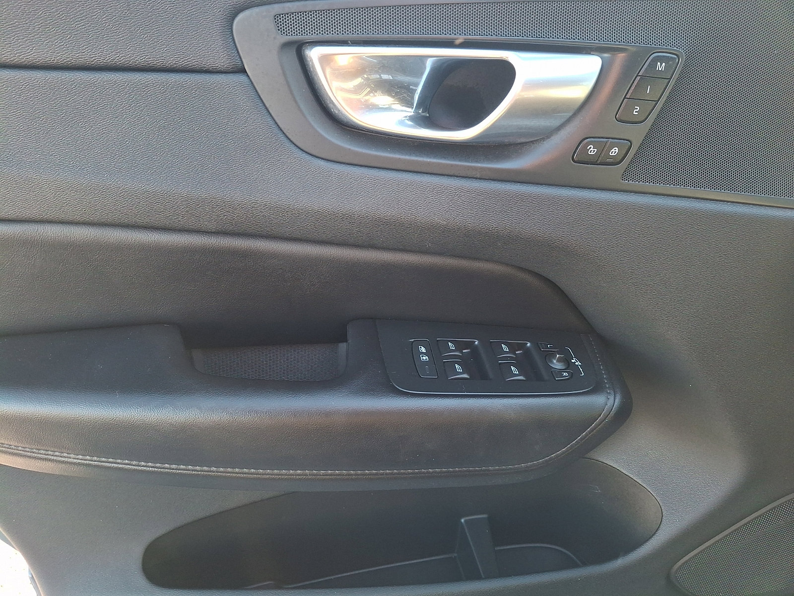 Used 2023 Volvo XC60 B5 Plus image 12