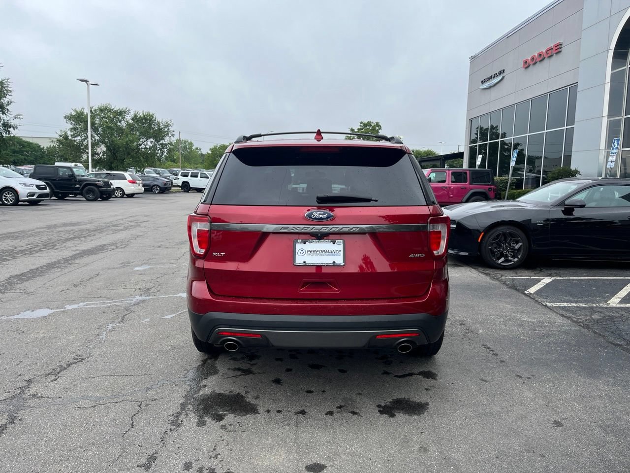 Used 2017 Ford Explorer XLT w/ Equipment Group 202A AWD/4WD image 4