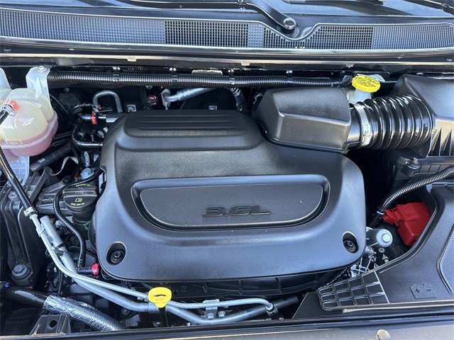 Used 2023 Chrysler Pacifica Touring-L image 37