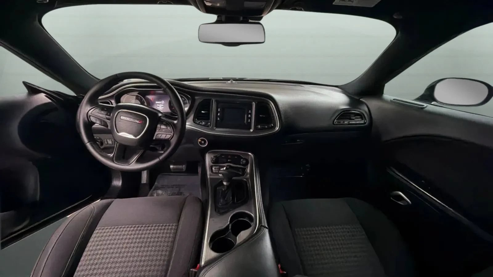 Used 2015 Dodge Challenger SXT RWD image 9