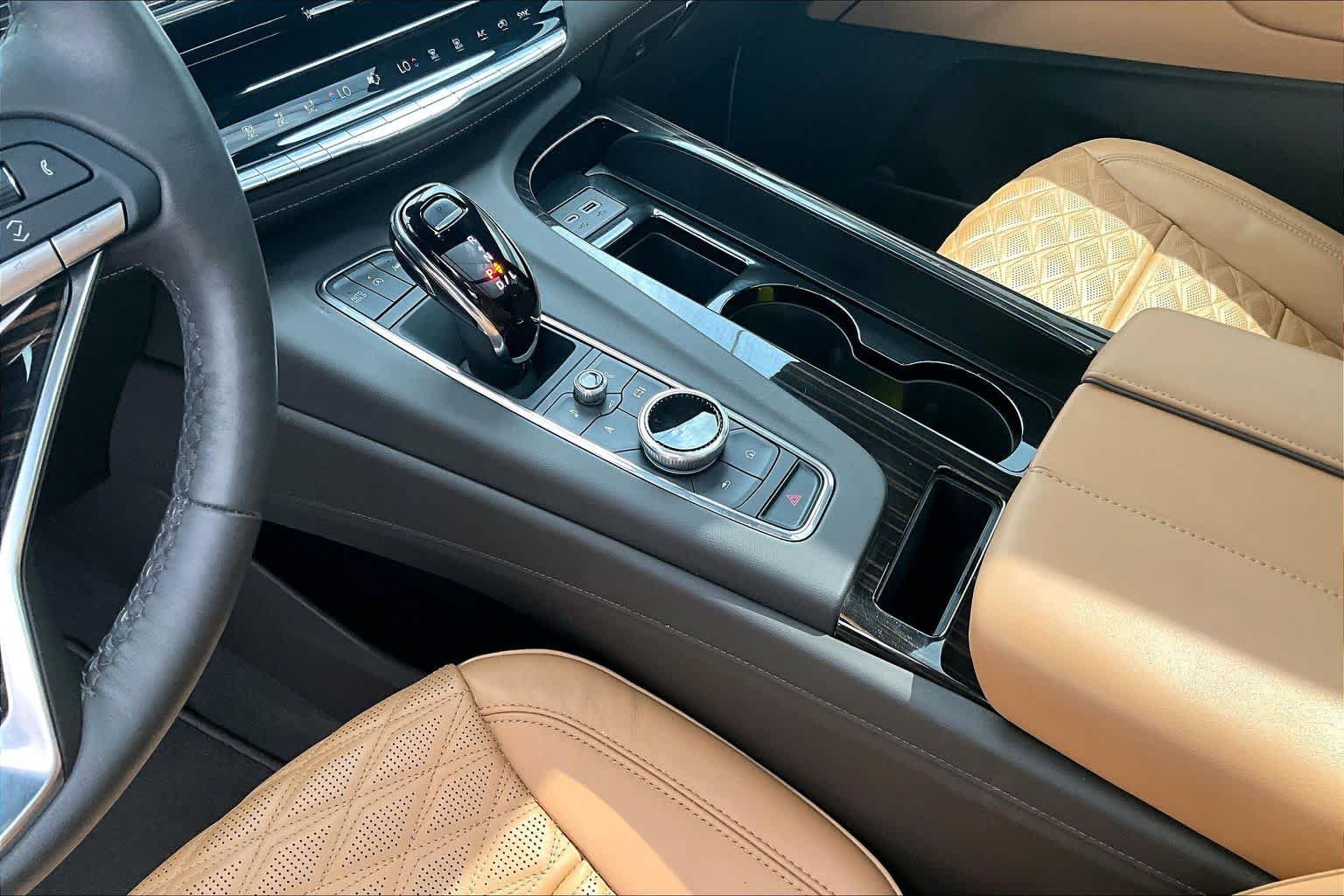 Used 2024 Cadillac Escalade Premium Luxury w/ Performance Package AWD/4WD image 17