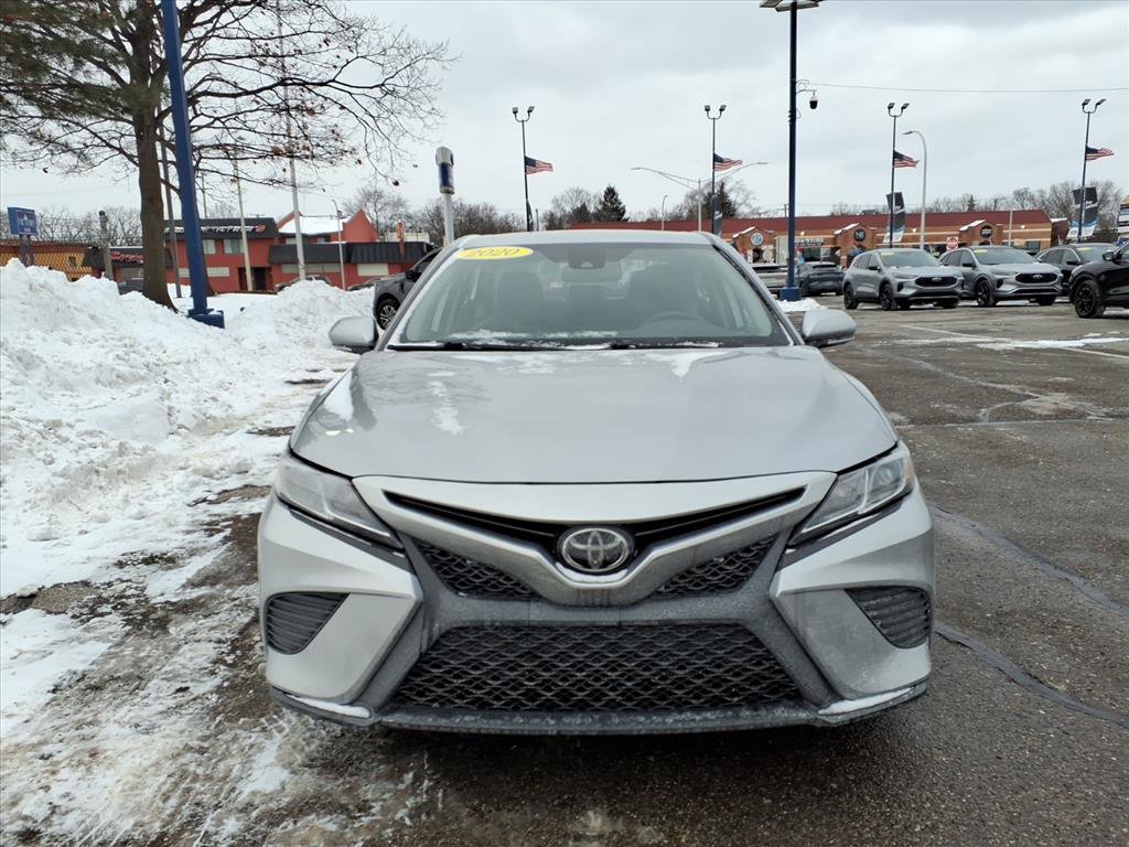 Used 2020 Toyota Camry SE image 2
