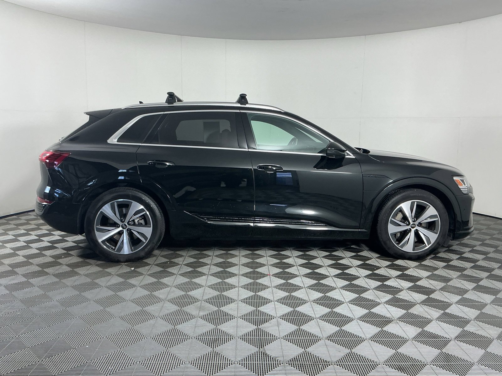 Used 2024 Audi Q8 e-tron Premium Plus w/ Premium Plus Package AWD/4WD image 9