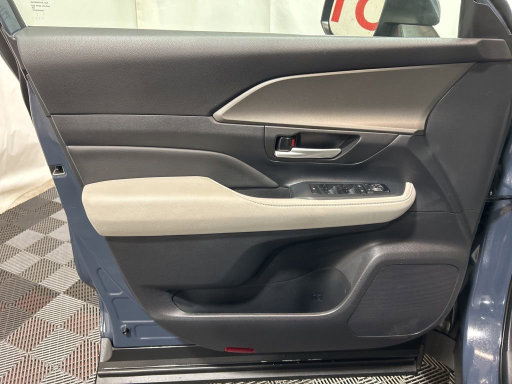 Used 2025 Toyota Grand Highlander AWD image 27