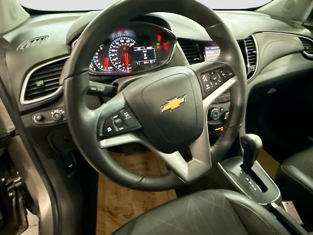 Used 2022 Chevrolet Trax LT w/ LT Convenience Package image 12