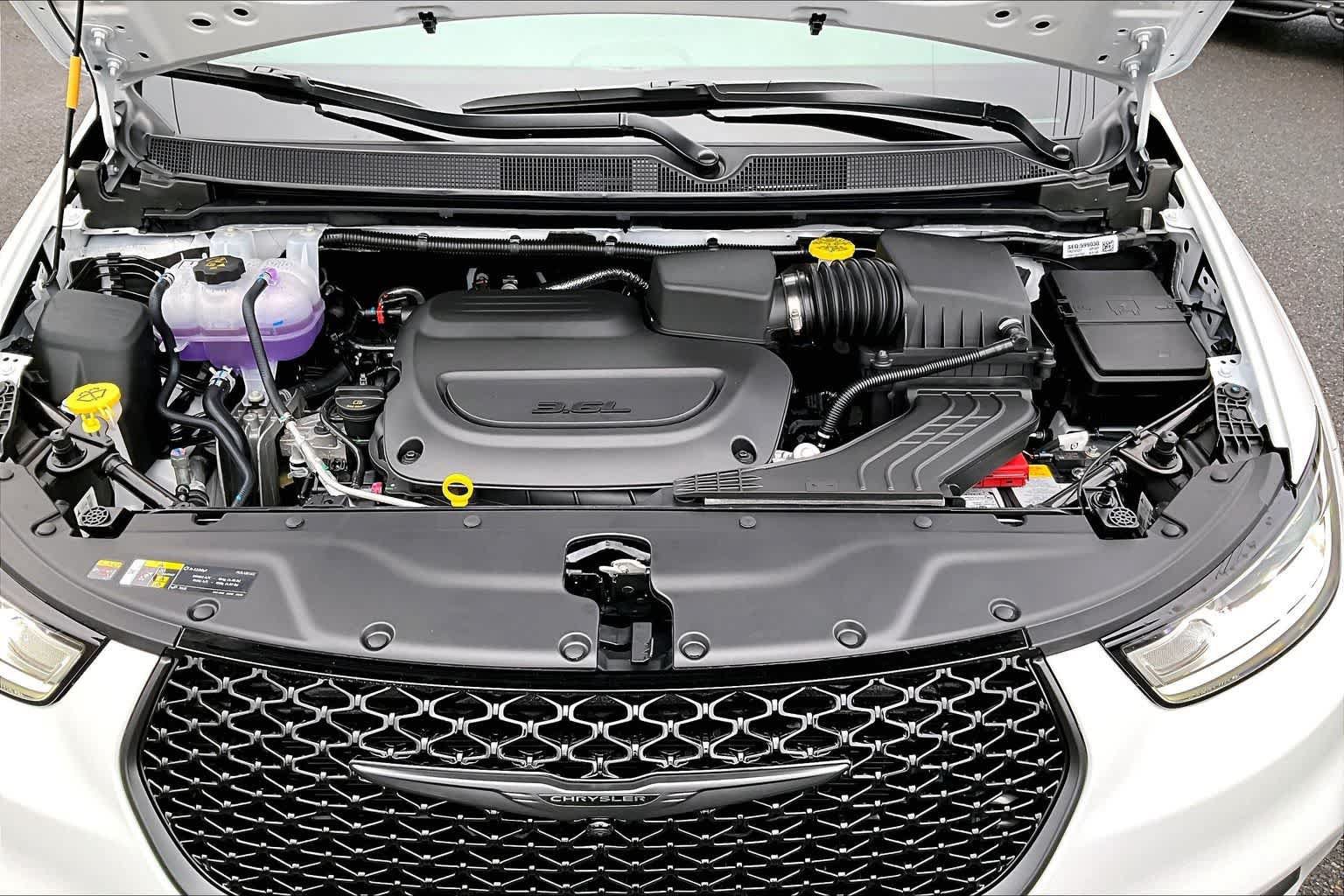 New 2026 Chrysler Pacifica Limited w/ Uconnect Theater Family Group AWD/4WD image 9