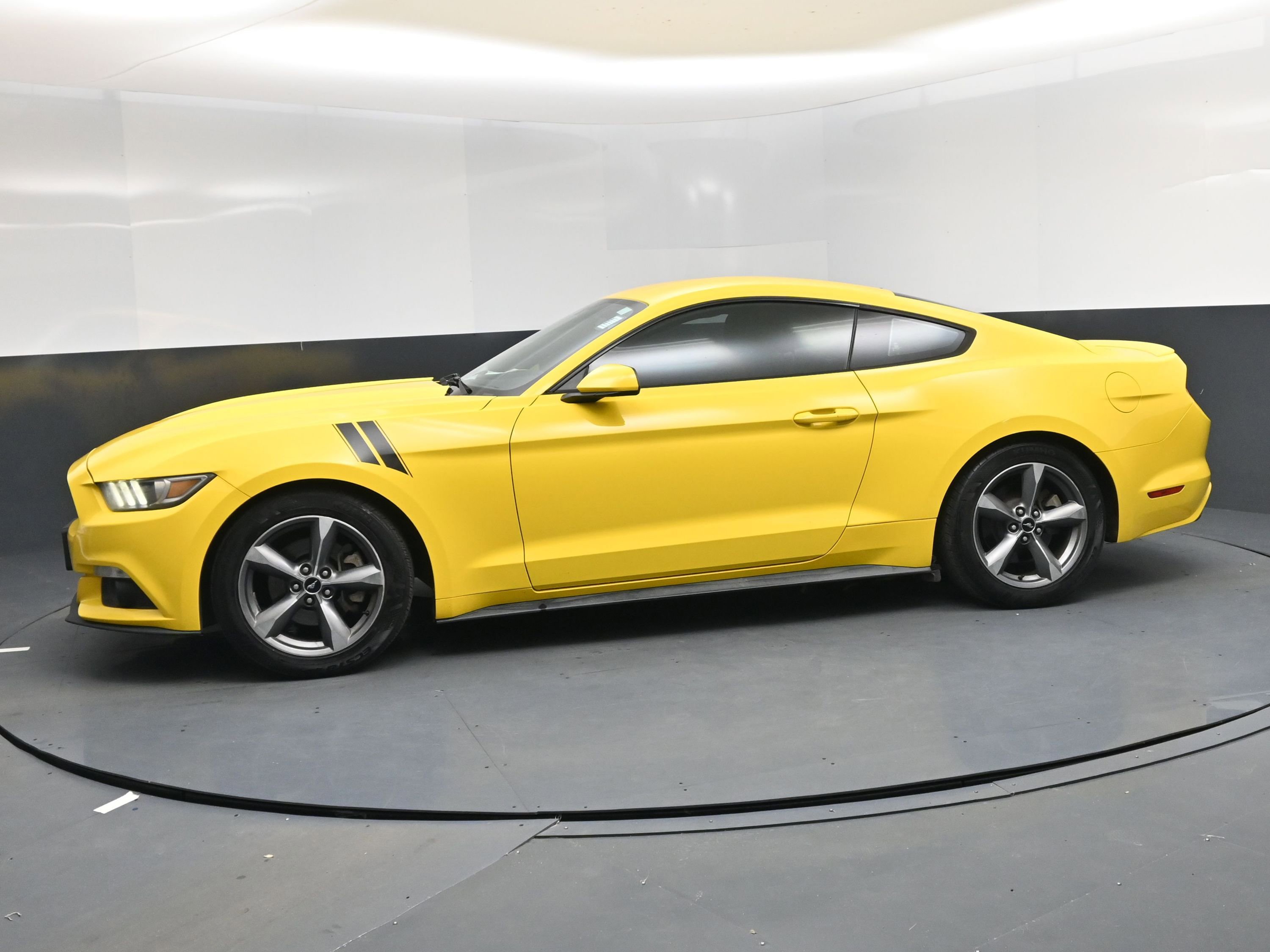Used 2016 Ford Mustang EcoBoost image 3