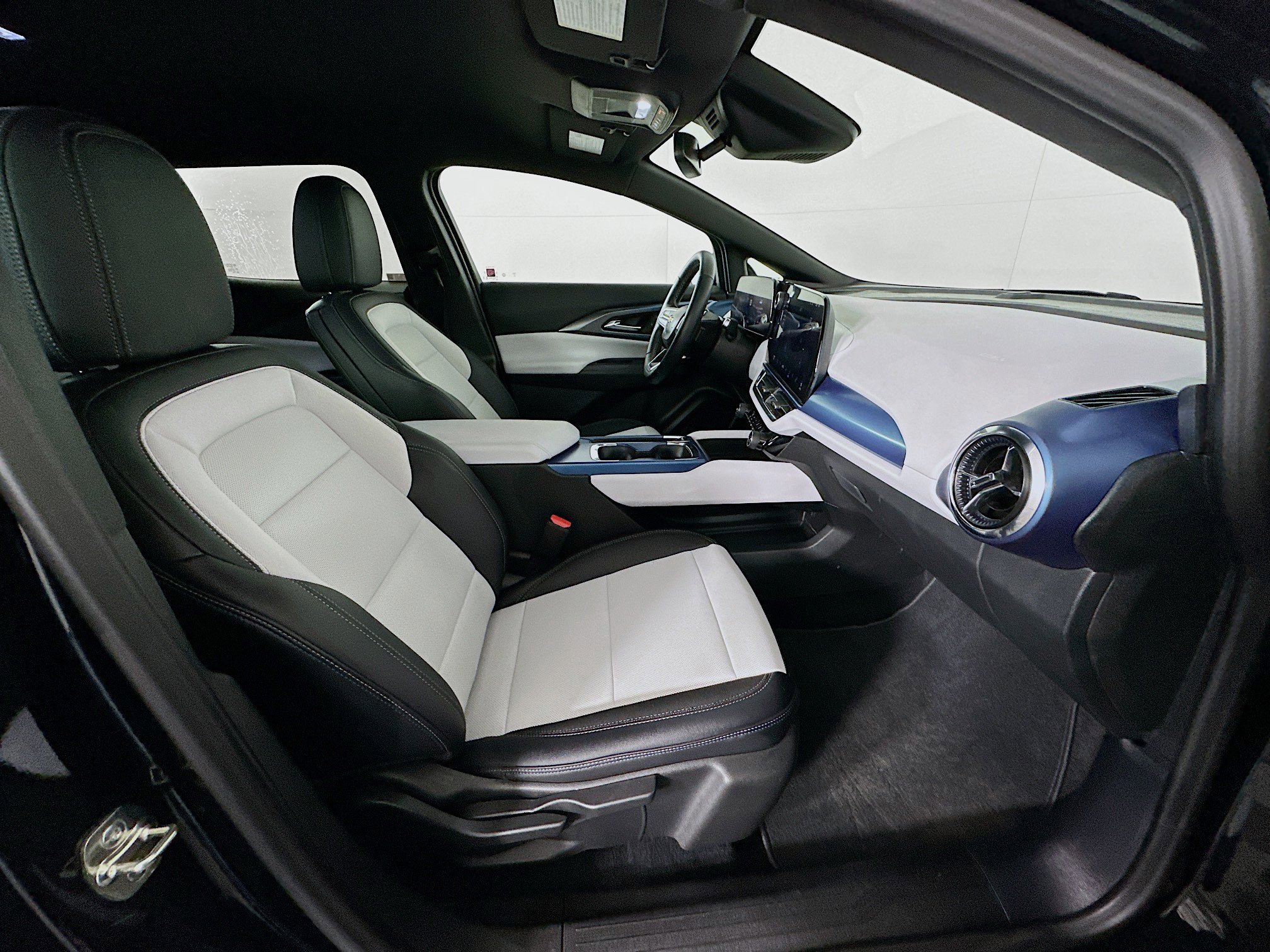 Used 2025 Chevrolet Equinox EV LT image 31