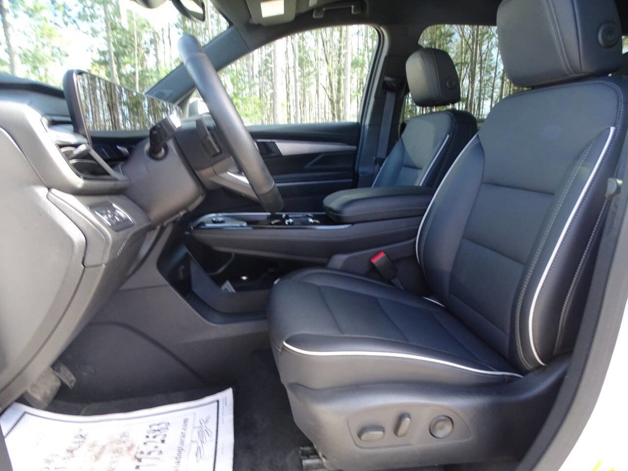 Used 2025 Buick Enclave AWD Preferred image 2