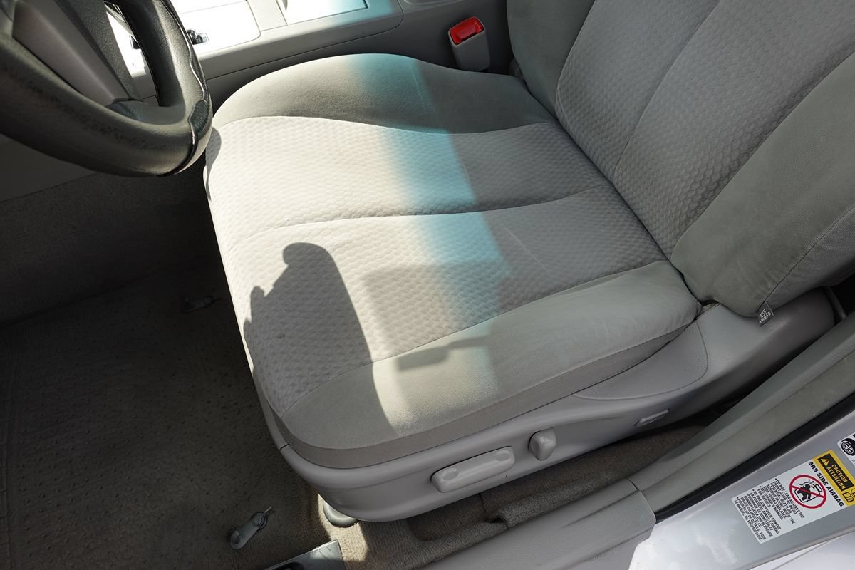 Used 2011 Toyota Camry LE FWD image 14