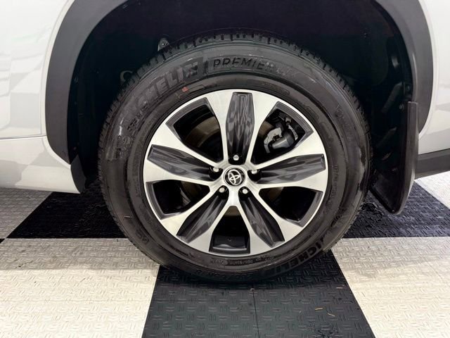 Used 2025 Toyota Highlander Platinum image 11