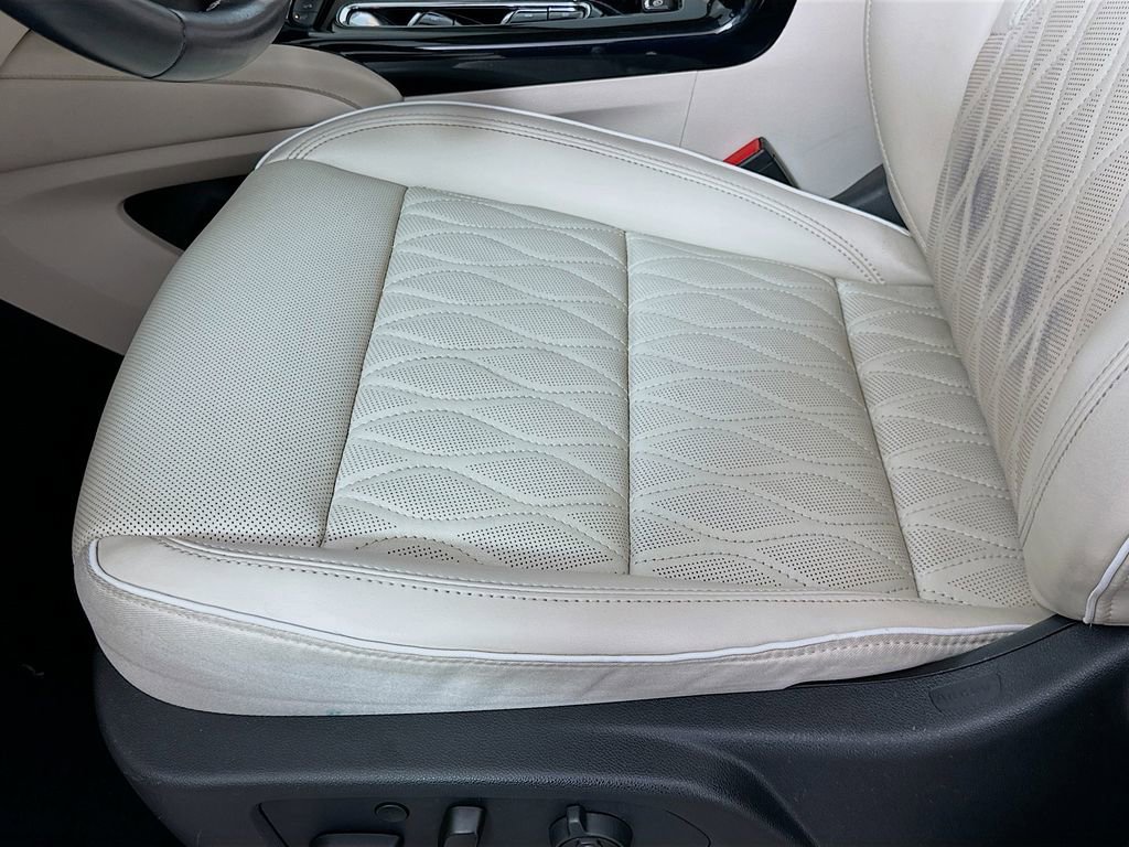 Used 2022 Buick Envision Avenir w/ Technology Package II image 20