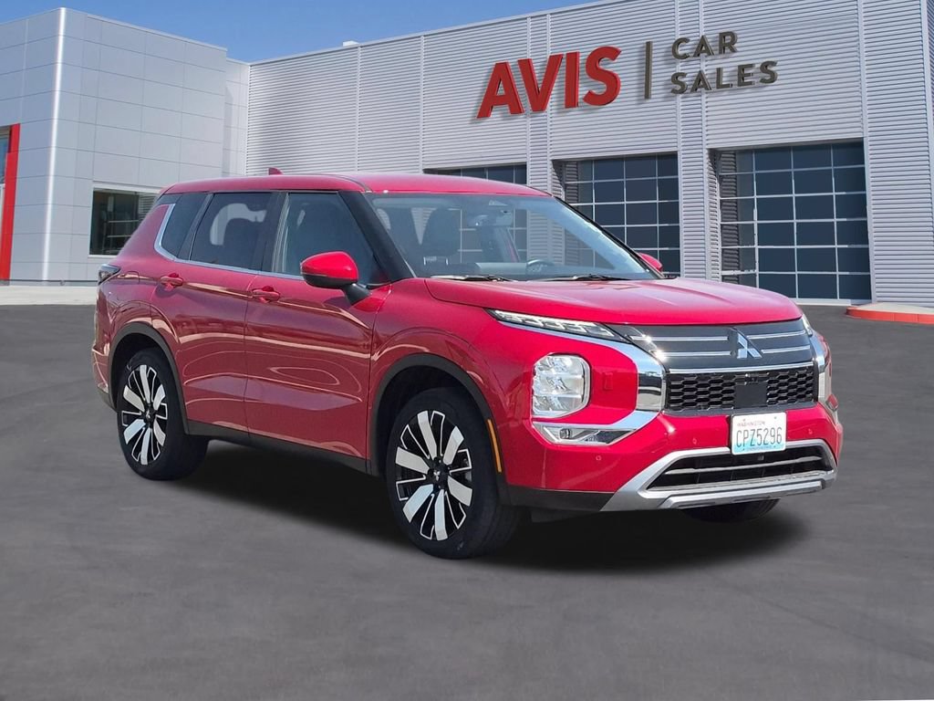 Used 2025 Mitsubishi Outlander SE AWD/4WD image 3