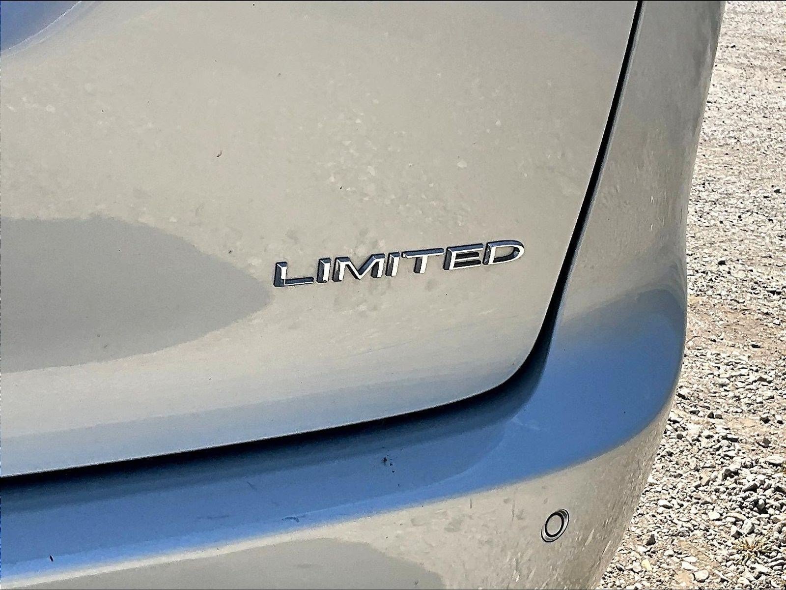 Used 2023 Chrysler Pacifica Limited FWD image 24