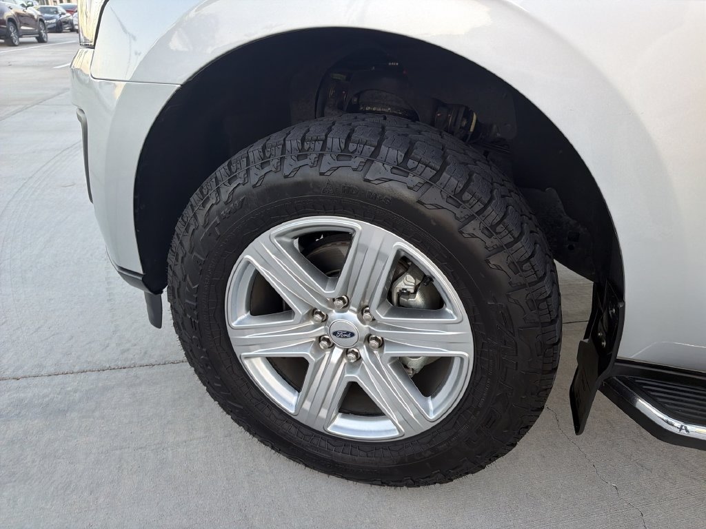 Used 2019 Ford Expedition XLT w/ Equipment Group 202A AWD/4WD image 32