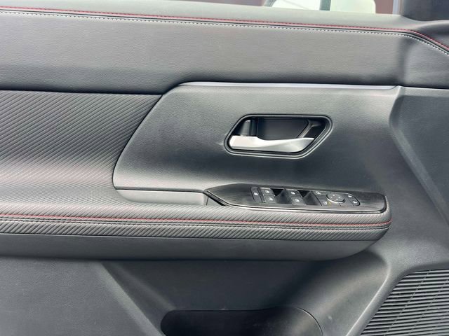 Used 2025 Nissan Kicks SR AWD/4WD image 18