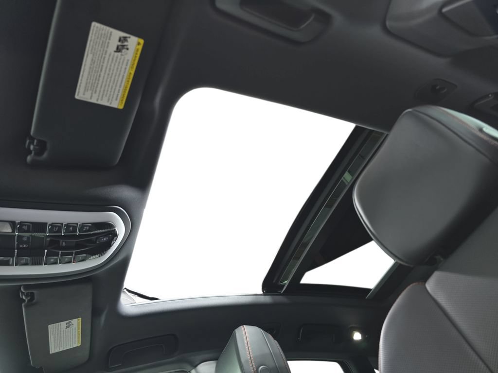 Certified 2025 Porsche Macan AWD/4WD image 28