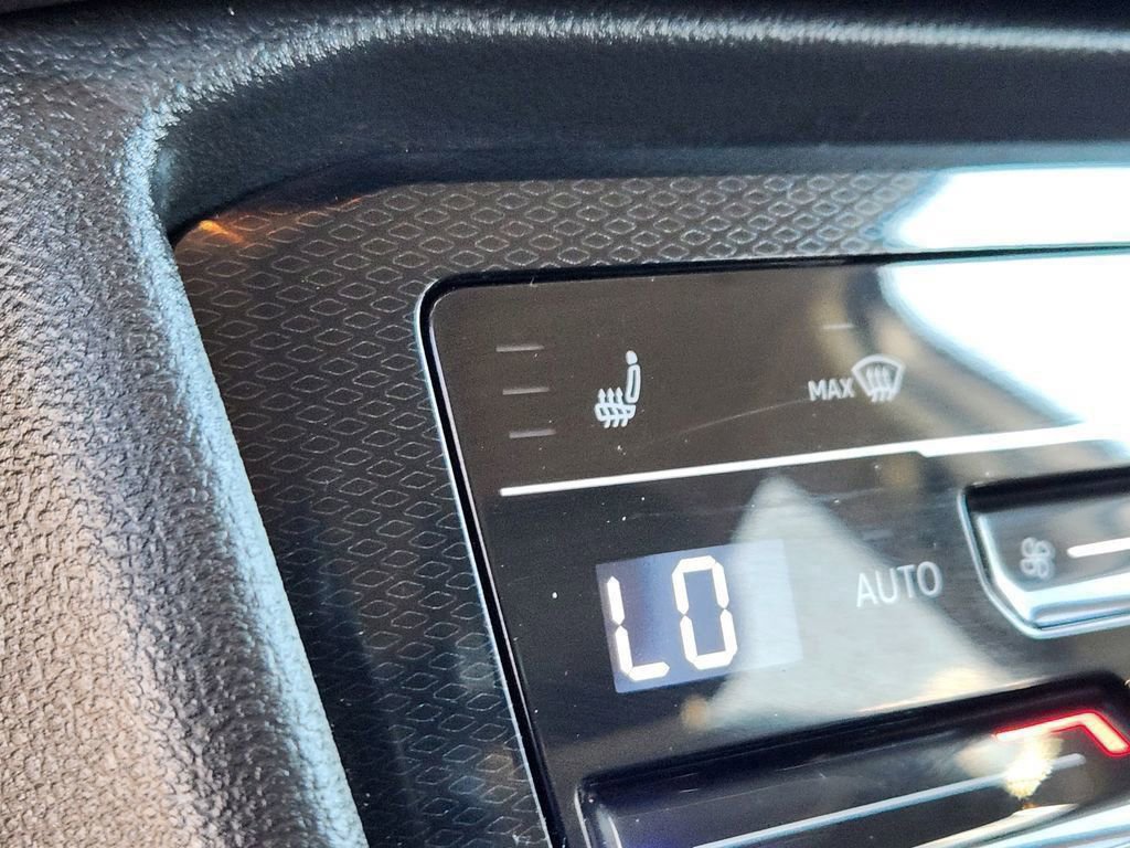 Used 2025 Volkswagen Taos SE image 14